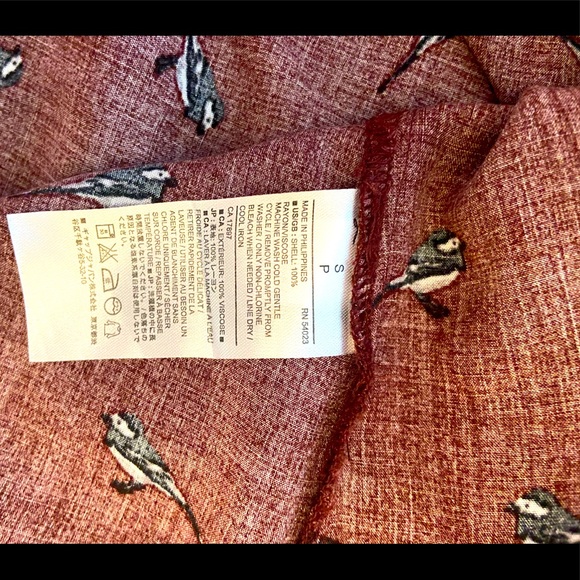 ✨4/$20✨ - Women’s top Burgundy with Sparrows - Picture 7 of 9